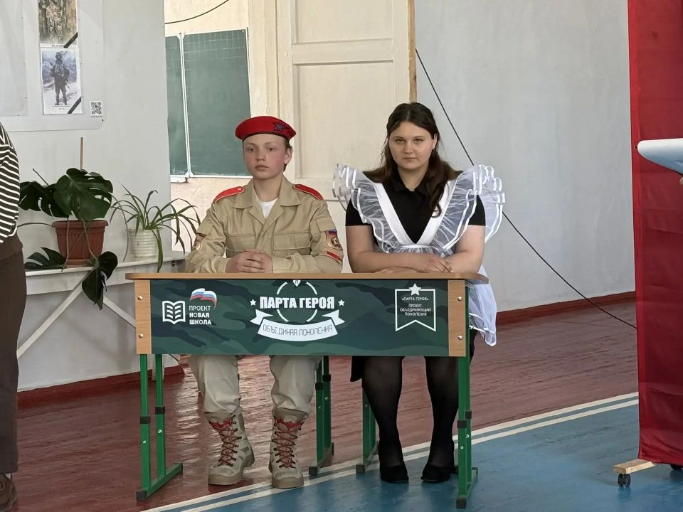 В Брянке открыли Парту Героя в честь участника СВО Андрея Жеглова В Брянке открыли Парту Героя в честь участника СВО Андрея Жеглова