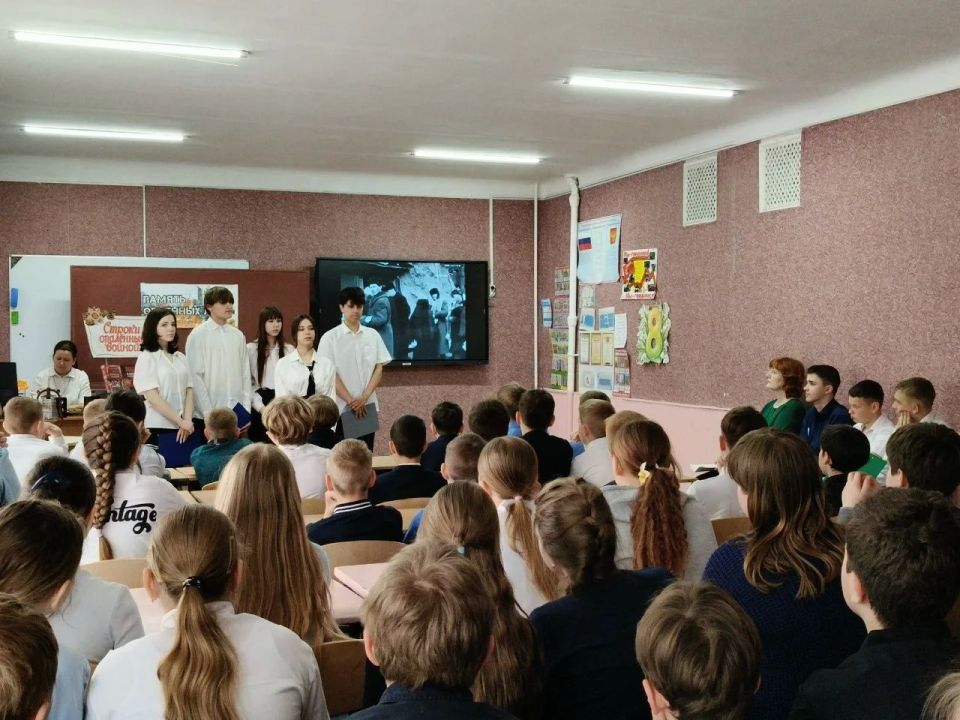 В Лутугинской средней школе №2 прошло мероприятие посвящено самым беззащитным жертвам геноцида — детям В Лутугинской средней школе №2 прошло мероприятие посвящено самым беззащитным жертвам геноцида — детям