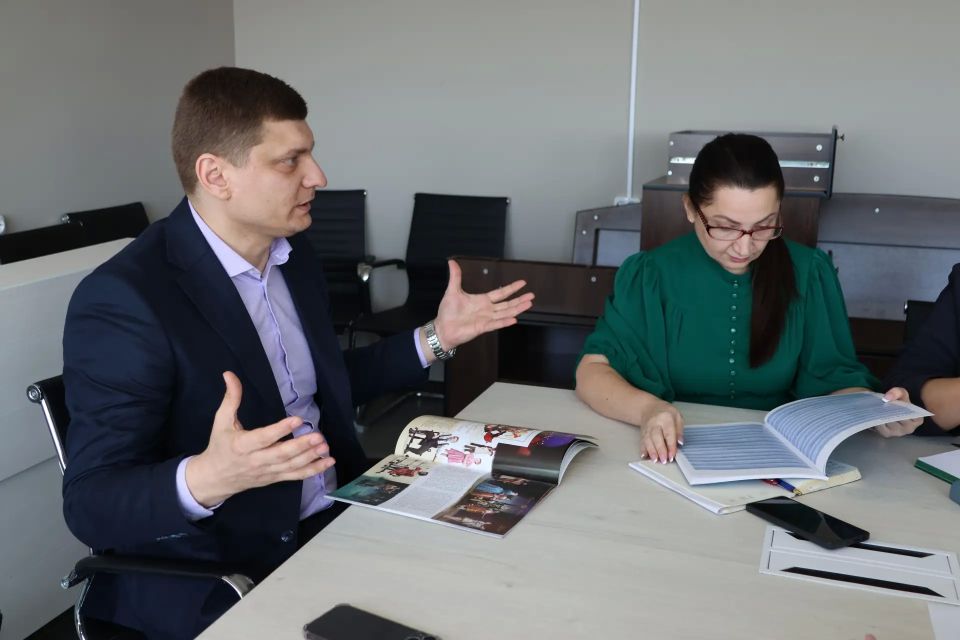 В Минкультуры ЛНР обсудили создание информационного сборника о культуре ЛНР В Минкультуры ЛНР обсудили создание информационного сборника о культуре ЛНР