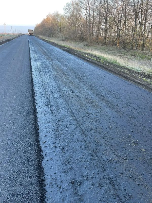 На трассе в ЛНР уложат больше 10 километров новой дороги На трассе в ЛНР уложат больше 10 километров новой дороги