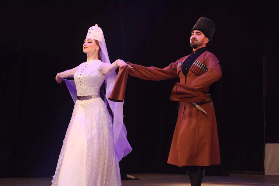 В Луганске с большим успехом прошла концертная программа «В вихре танца» Государственного театра танца Государственной филармонии Карачаево-Черкесской Республики В Луганске с большим успехом прошла концертная программа «В вихре танца» Государственного театра танца Государственной филармонии Карачаево-Черкесской Республики