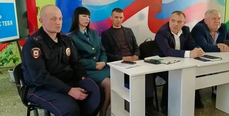 По поручению Главы Администрации городского округа город Ровеньки Андрея Рубанцова, на территории муниципального образования регулярно проводятся диалоги с населением по вопросам противопожарной, антитеррористической и... По поручению Главы Администрации городского округа город Ровеньки Андрея Рубанцова, на территории муниципального образования регулярно проводятся диалоги с населением по вопросам противопожарной, антитеррористической и...