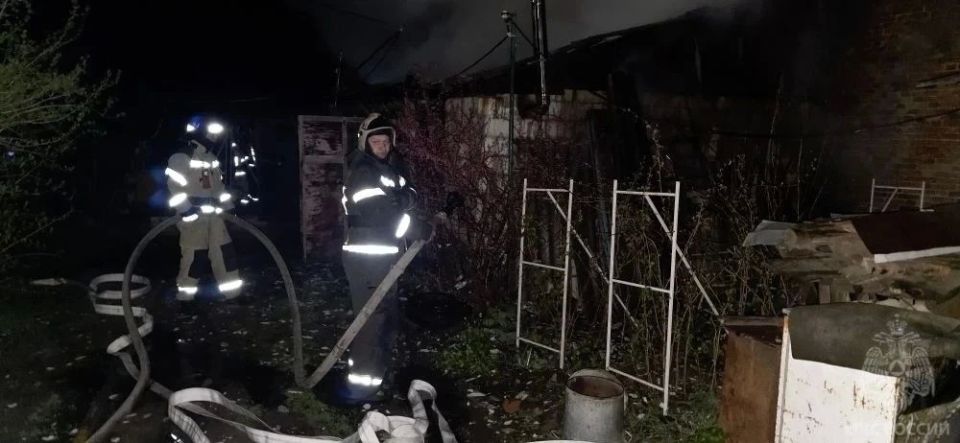 Спасатели МЧС России не допустили распространения огня на строения на ночном пожаре в Старобельске Спасатели МЧС России не допустили распространения огня на строения на ночном пожаре в Старобельске