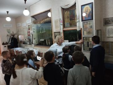Сегодня в Кировском историко-художественном музее прошла увлекательная экскурсия для учащихся 3-А класса Кировской СШ №2. Ребята с большим интересом познакомились с экспозициями, которые позволили им окунуться в историю...