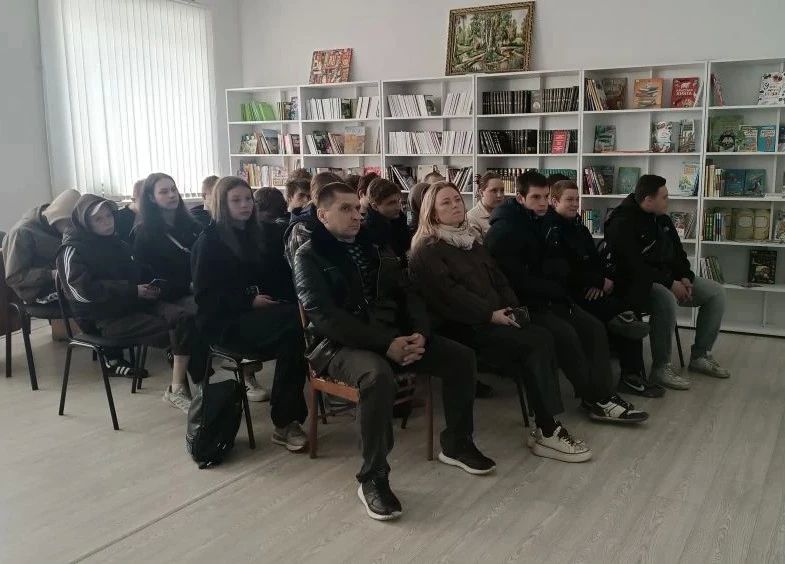 В Кировской центральной городской библиотеки состоялся урок истории «Хроника боли и мужества» В Кировской центральной городской библиотеки состоялся урок истории «Хроника боли и мужества»