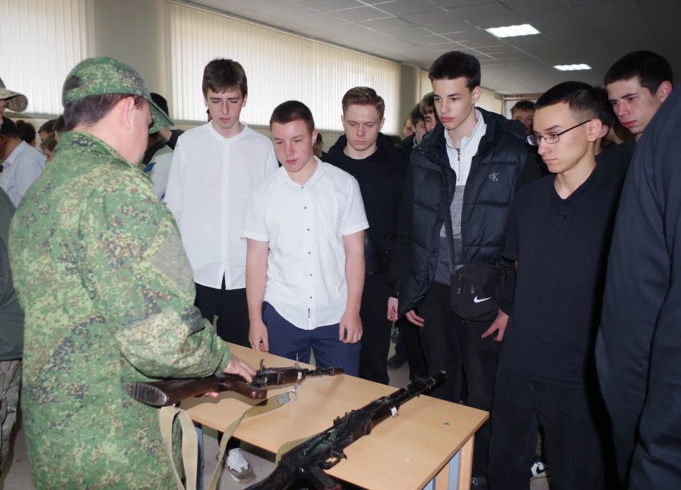 В Славяносербске прошел «День призывника» В Славяносербске прошел «День призывника»