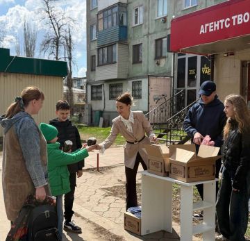 В канун Пасхи в одном из самых многолюдных районов города царило особое настроение, улыбки и оживление
