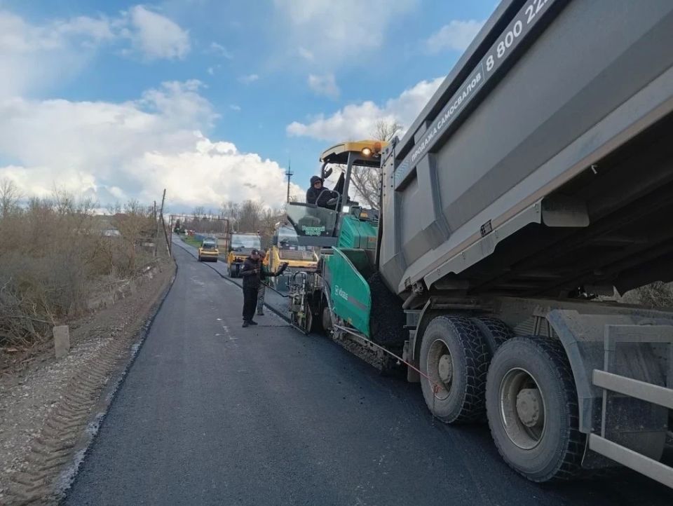 На трассе в ЛНР уложат больше 10 километров новой дороги На трассе в ЛНР уложат больше 10 километров новой дороги