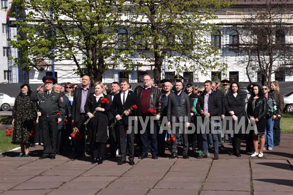 В преддверии Дня памяти жертв геноцида советского народа в Алчевске состоялось торжественное возложение цветов В преддверии Дня памяти жертв геноцида советского народа в Алчевске состоялось торжественное возложение цветов