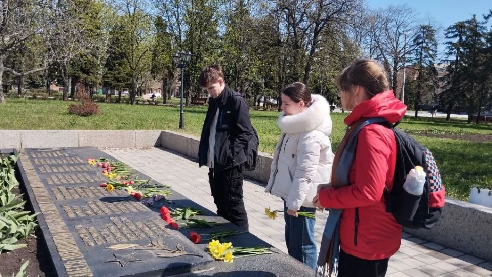 В Стаханове школьники прошли по маршруту памяти В Стаханове школьники прошли по маршруту памяти