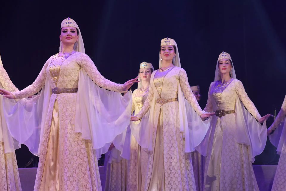 В Луганске с большим успехом прошла концертная программа «В вихре танца» Государственного театра танца Государственной филармонии Карачаево-Черкесской Республики В Луганске с большим успехом прошла концертная программа «В вихре танца» Государственного театра танца Государственной филармонии Карачаево-Черкесской Республики