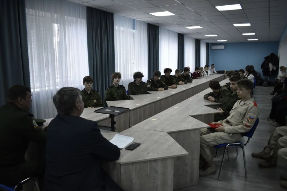 День призывника в Брянке. В малом зале заседаний Администрации города Брянки состоялась встреча с представителями военного комиссариата городов Стаханов и Брянка, приуроченная к весеннему Дню призывника День призывника в Брянке. В малом зале заседаний Администрации города Брянки состоялась встреча с представителями военного комиссариата городов Стаханов и Брянка, приуроченная к весеннему Дню призывника