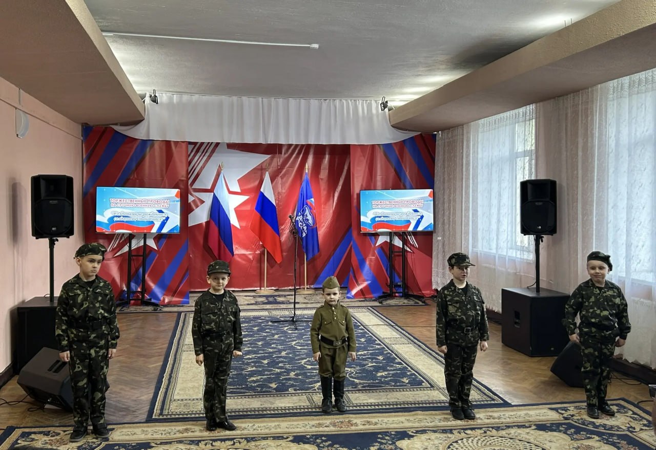 В Красном Луче торжественно проводили призывников на срочную службу В Красном Луче торжественно проводили призывников на срочную службу