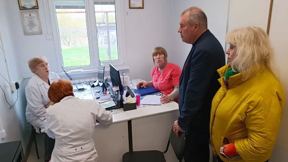 В рамках рабочего визита, направленного на улучшение качества медицинского обслуживания населения, заместитель Главы Ирина Смага, депутат Народного Совета ЛНР Юрий Юров и начальник отдела организационно-технического... В рамках рабочего визита, направленного на улучшение качества медицинского обслуживания населения, заместитель Главы Ирина Смага, депутат Народного Совета ЛНР Юрий Юров и начальник отдела организационно-технического...