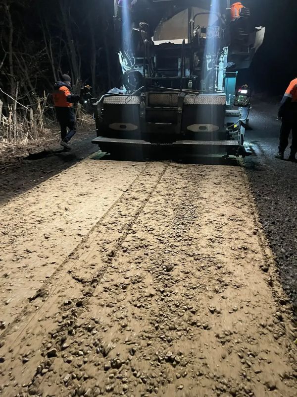 На трассе в ЛНР уложат больше 10 километров новой дороги На трассе в ЛНР уложат больше 10 километров новой дороги