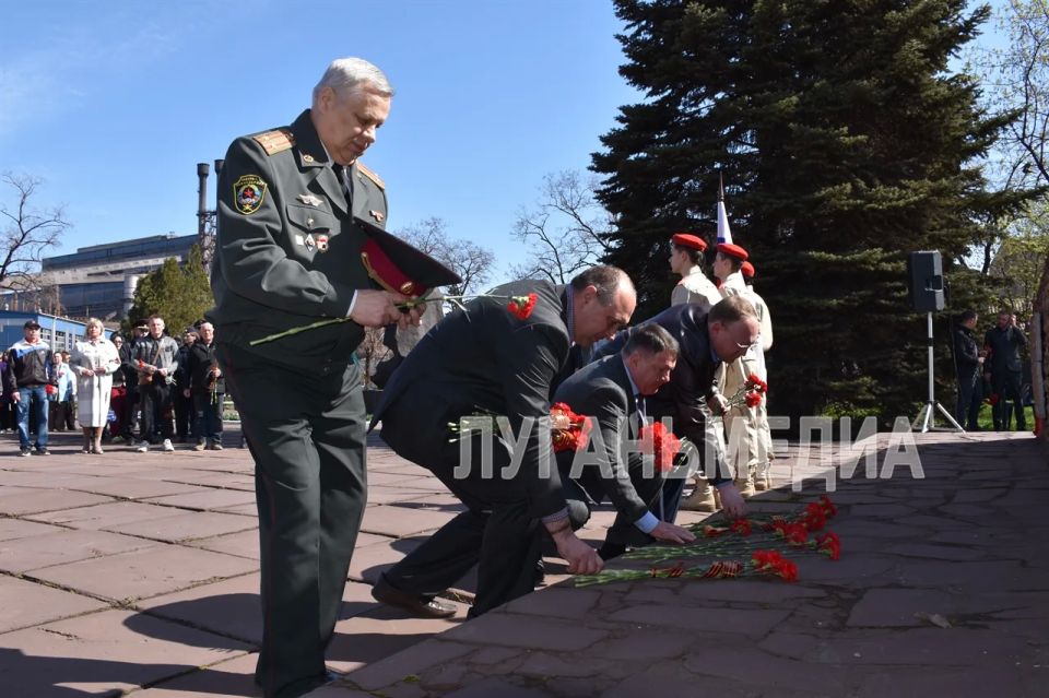 В преддверии Дня памяти жертв геноцида советского народа в Алчевске состоялось торжественное возложение цветов В преддверии Дня памяти жертв геноцида советского народа в Алчевске состоялось торжественное возложение цветов