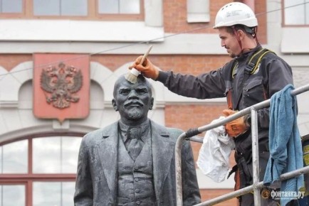 Лениных (и не только) начали умывать в Петербурге