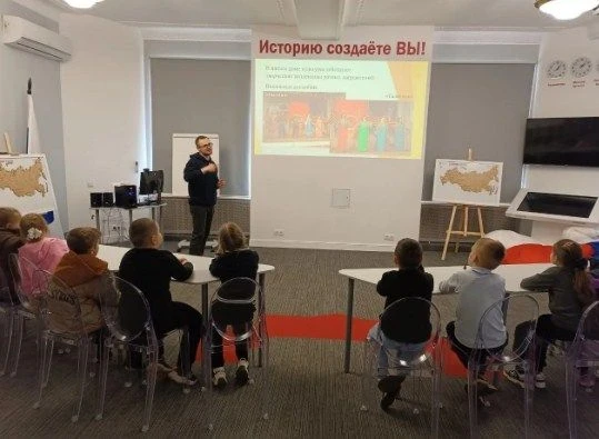 Ученики Лутугинского УВК «Журавлик» посетили Лутугинский районный дом культуры Ученики Лутугинского УВК «Журавлик» посетили Лутугинский районный дом культуры