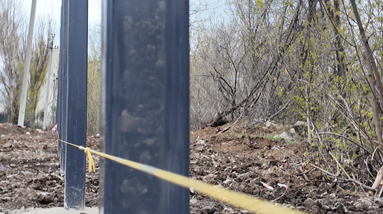 В здании патологоанатомического отделения Краснодонской ЦГБ продолжаются работы по благоустройству территории