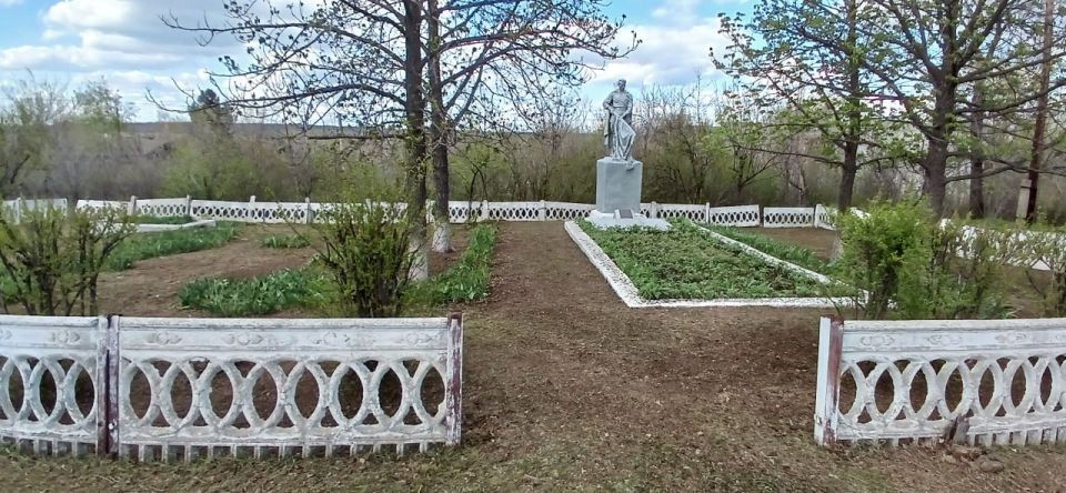 В поселке Изварино провели субботник В поселке Изварино провели субботник
