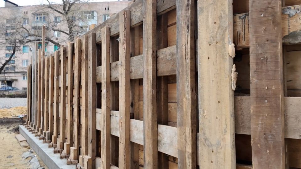 Сегодня у здания Краснодонского ЗАГСа ведутся работы по устройству подпорных стен Сегодня у здания Краснодонского ЗАГСа ведутся работы по устройству подпорных стен