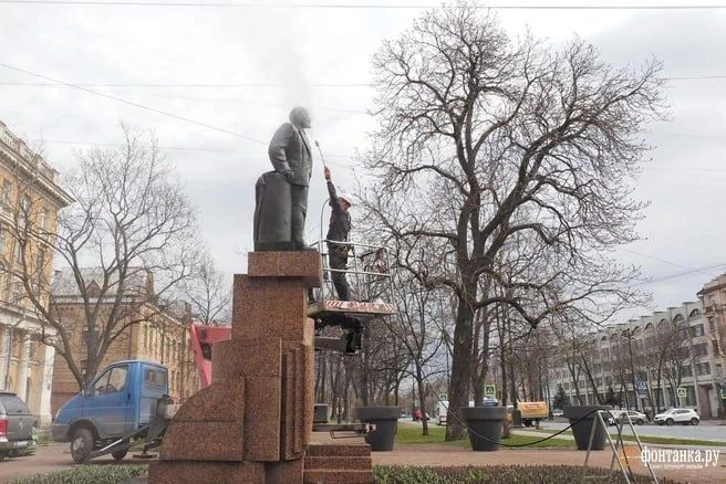 Лениных (и не только) начали умывать в Петербурге Лениных (и не только) начали умывать в Петербурге