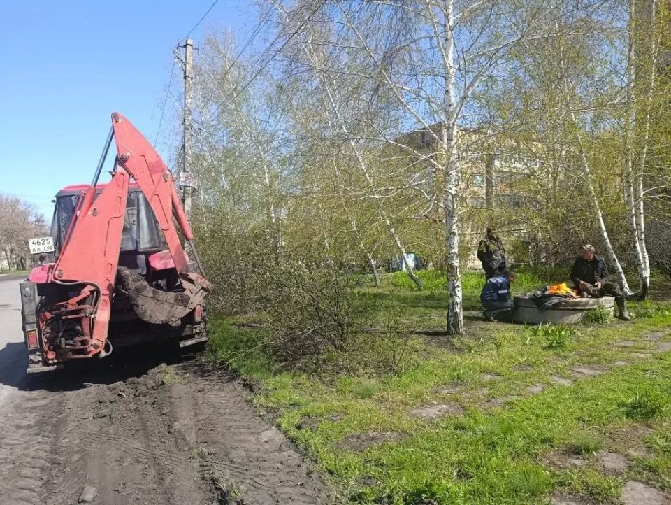 Сегодня сотрудники отдела жизнеобеспечения пгт Ясеновский, пгт Пролетарский совместно с МБУ «РСГР ЛНР», МУП «ЖЭК» г. Ровеньки, активными жителями поселка, а также участниками ТОС провели традиционный субботник по наведению... Сегодня сотрудники отдела жизнеобеспечения пгт Ясеновский, пгт Пролетарский совместно с МБУ «РСГР ЛНР», МУП «ЖЭК» г. Ровеньки, активными жителями поселка, а также участниками ТОС провели традиционный субботник по наведению...