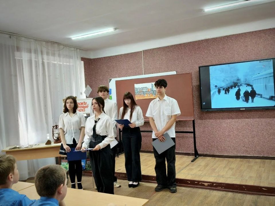 В Лутугинской средней школе №2 прошло мероприятие посвящено самым беззащитным жертвам геноцида — детям В Лутугинской средней школе №2 прошло мероприятие посвящено самым беззащитным жертвам геноцида — детям