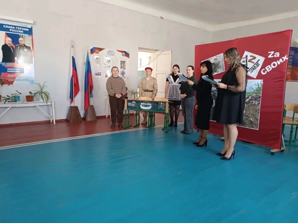 В Брянке открыли Парту Героя в честь участника СВО Андрея Жеглова В Брянке открыли Парту Героя в честь участника СВО Андрея Жеглова