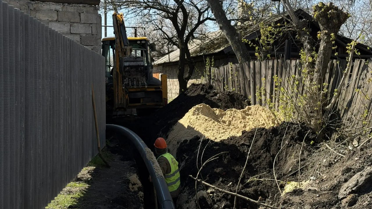 В Ирмино меняют 90-летний водовод, который износился полностью В Ирмино меняют 90-летний водовод, который износился полностью