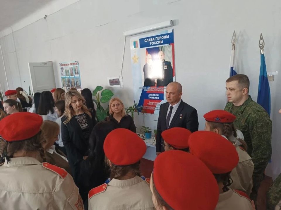 В Брянке открыли Парту Героя в честь участника СВО Андрея Жеглова В Брянке открыли Парту Героя в честь участника СВО Андрея Жеглова