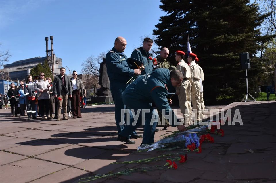 В преддверии Дня памяти жертв геноцида советского народа в Алчевске состоялось торжественное возложение цветов В преддверии Дня памяти жертв геноцида советского народа в Алчевске состоялось торжественное возложение цветов