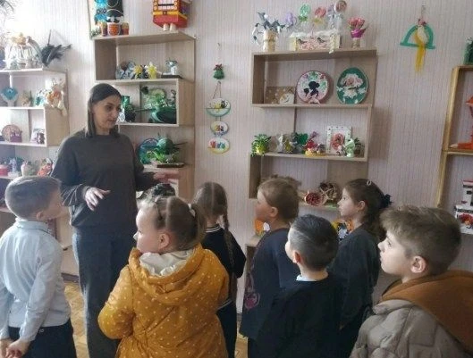 Ученики Лутугинского УВК «Журавлик» посетили Лутугинский районный дом культуры Ученики Лутугинского УВК «Журавлик» посетили Лутугинский районный дом культуры