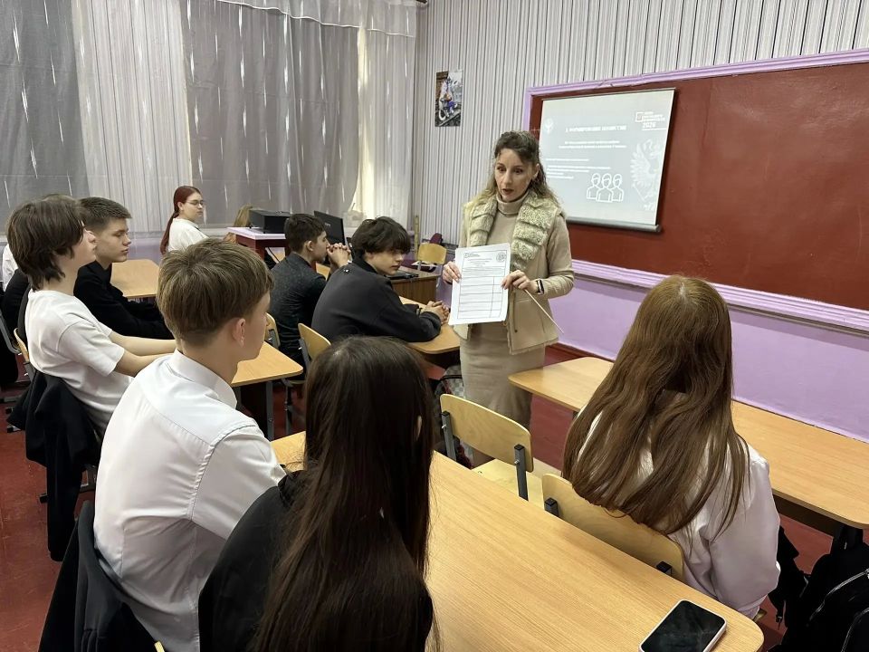 Председатель УИК Красного Луча провела информационный час для девятиклассников Председатель УИК Красного Луча провела информационный час для девятиклассников