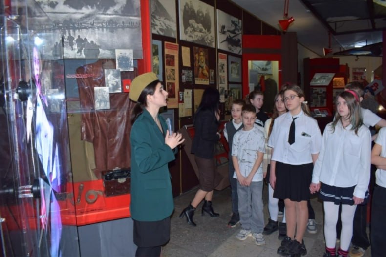 На базе Свердловского краеведческого музея прошло мероприятие «Не в шурф их бросали, а в наши сердца» На базе Свердловского краеведческого музея прошло мероприятие «Не в шурф их бросали, а в наши сердца»