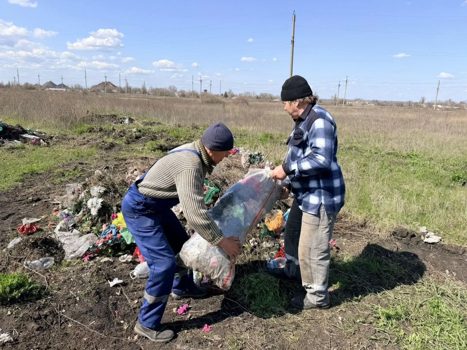 Сегодня сотрудники отдела жизнеобеспечения пгт Ясеновский, пгт Пролетарский совместно с МБУ «РСГР ЛНР», МУП «ЖЭК» г. Ровеньки, активными жителями поселка, а также участниками ТОС провели традиционный субботник по наведению... Сегодня сотрудники отдела жизнеобеспечения пгт Ясеновский, пгт Пролетарский совместно с МБУ «РСГР ЛНР», МУП «ЖЭК» г. Ровеньки, активными жителями поселка, а также участниками ТОС провели традиционный субботник по наведению...