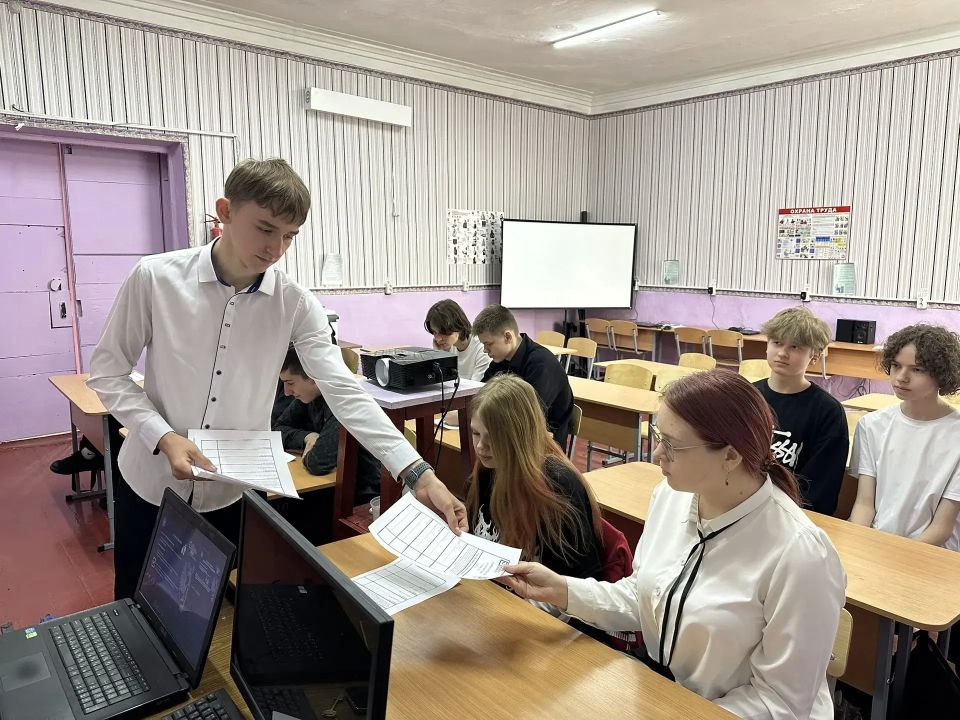 Председатель УИК Красного Луча провела информационный час для девятиклассников Председатель УИК Красного Луча провела информационный час для девятиклассников