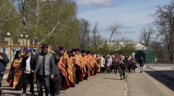 Фотофакты – Благодатный огонь прибыл в Свердловск