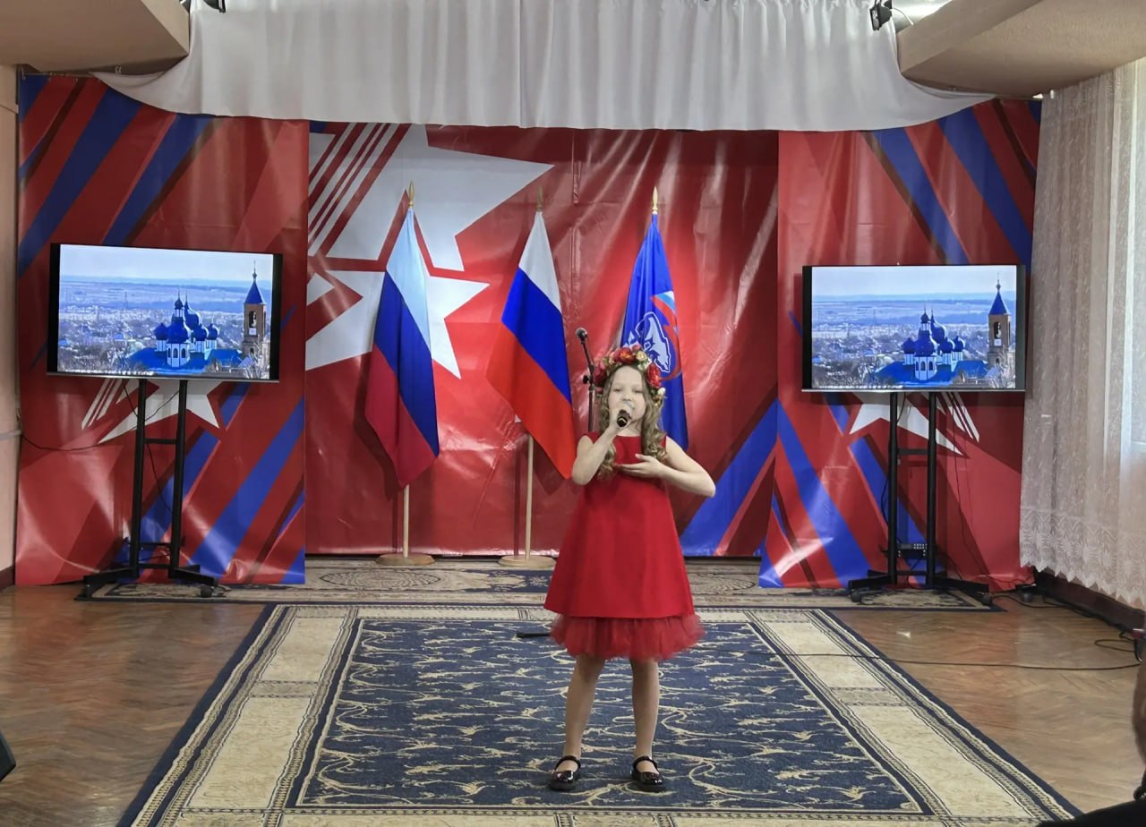 В Красном Луче торжественно проводили призывников на срочную службу В Красном Луче торжественно проводили призывников на срочную службу