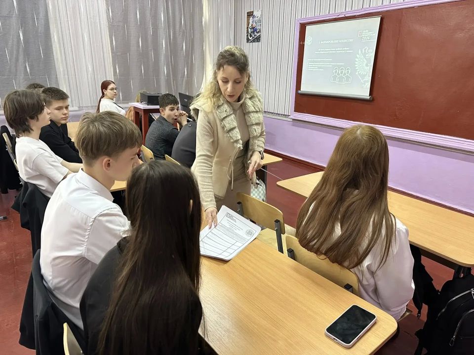 Председатель УИК Красного Луча провела информационный час для девятиклассников Председатель УИК Красного Луча провела информационный час для девятиклассников