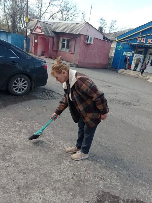 В пгт Комиссаровка прошел субботник «Чистый четверг» В пгт Комиссаровка прошел субботник «Чистый четверг»