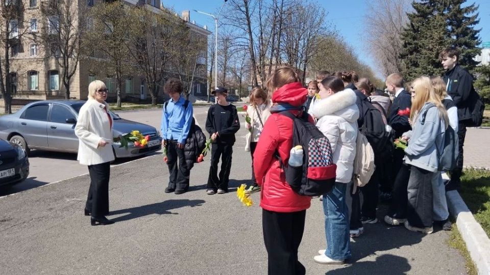В Стаханове школьники прошли по маршруту памяти В Стаханове школьники прошли по маршруту памяти