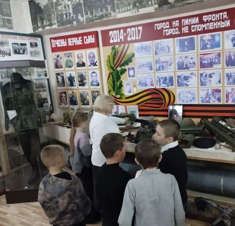 Сегодня в Кировском историко-художественном музее прошла увлекательная экскурсия для учащихся 3-А класса Кировской СШ №2. Ребята с большим интересом познакомились с экспозициями, которые позволили им окунуться в историю... Сегодня в Кировском историко-художественном музее прошла увлекательная экскурсия для учащихся 3-А класса Кировской СШ №2. Ребята с большим интересом познакомились с экспозициями, которые позволили им окунуться в историю...