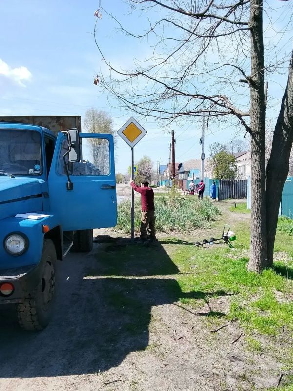 Работниками МБУ Центр "Благоустройство" проведены работы по установке новых дорожных знаков на улице Андрющенко в городе Старобельск Работниками МБУ Центр "Благоустройство" проведены работы по установке новых дорожных знаков на улице Андрющенко в городе Старобельск