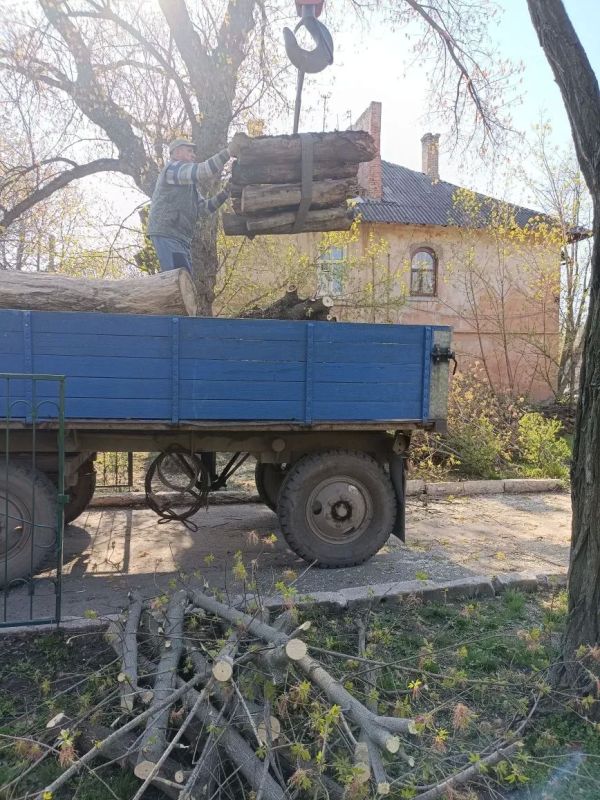 Сегодня коммунальщики продолжили работы по уборке и благоустройству городских территорий Сегодня коммунальщики продолжили работы по уборке и благоустройству городских территорий