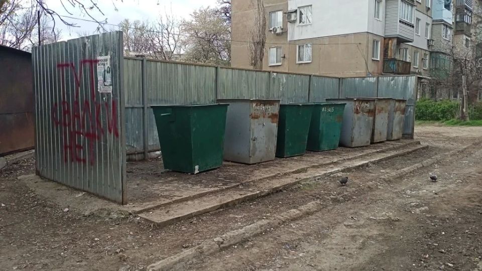 Сегодня коммунальщики продолжили работы по уборке и благоустройству городских территорий Сегодня коммунальщики продолжили работы по уборке и благоустройству городских территорий