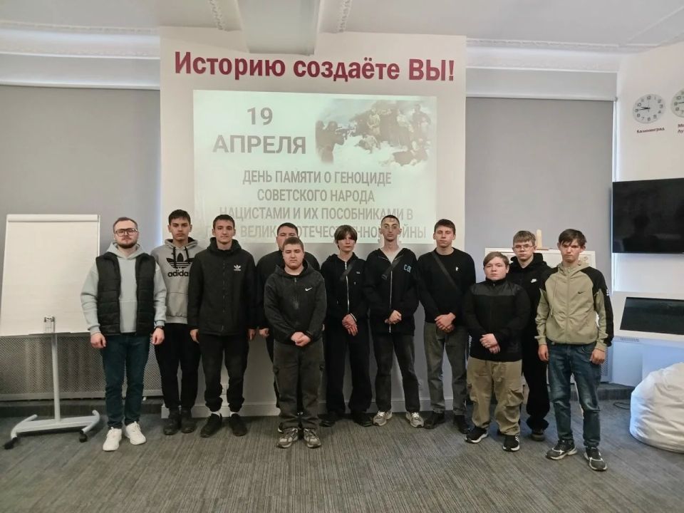 В Лутугинском районном доме культуры прошло памятное мероприятие «Забвению не подлежит...» В Лутугинском районном доме культуры прошло памятное мероприятие «Забвению не подлежит...»