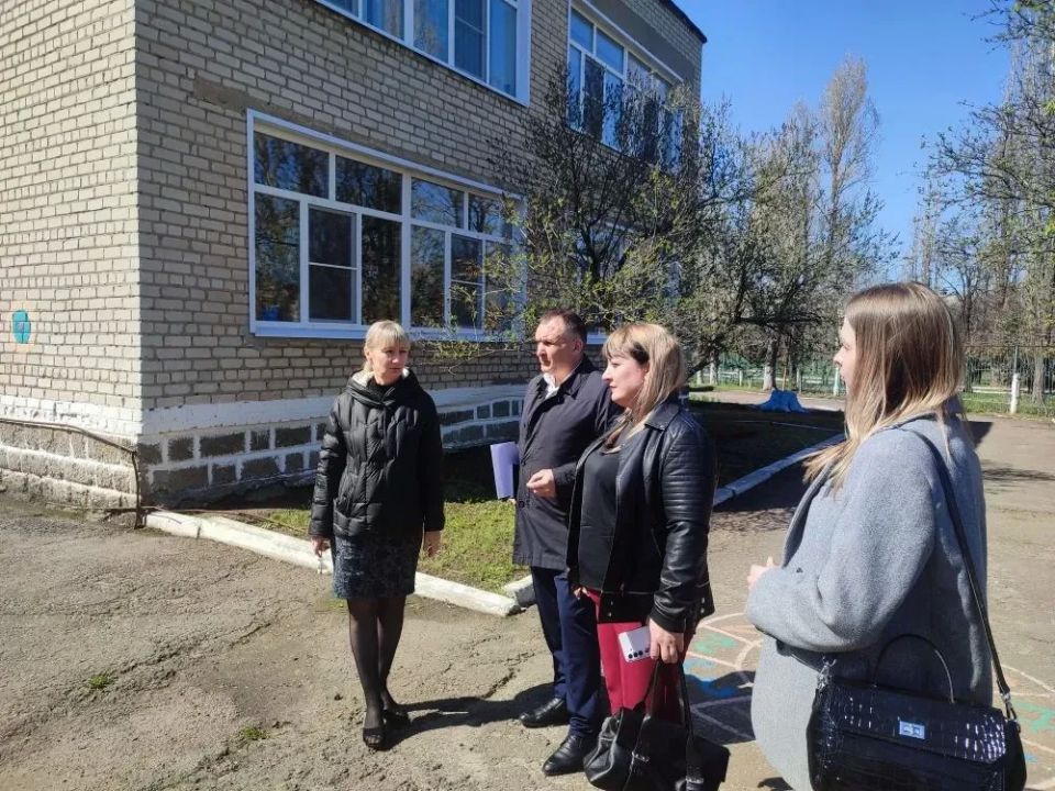 В Ровеньковском ясли-саду “ИВУШКА” и Ровеньковском технико-экономическом колледже сотрудниками Администрации городского округа город Ровеньки совместно с представителями управления образования, сотрудниками охранного... В Ровеньковском ясли-саду “ИВУШКА” и Ровеньковском технико-экономическом колледже сотрудниками Администрации городского округа город Ровеньки совместно с представителями управления образования, сотрудниками охранного...