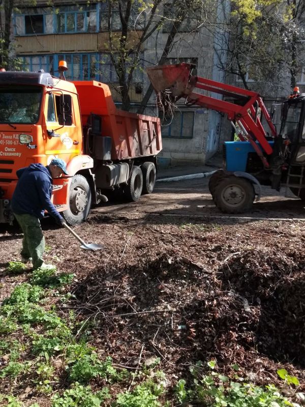 Сегодня коммунальщики продолжили работы по уборке и благоустройству городских территорий Сегодня коммунальщики продолжили работы по уборке и благоустройству городских территорий