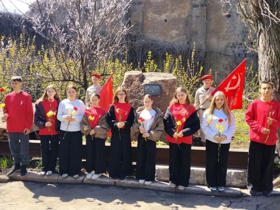 На кануне Дня памяти о геноциде советского народа для обучающихся ГБОУ ЛНР «Краснолучская школа № 2» активисты Движения Первых оформили информационный стенд "Что такое Геноцид?" и провели митинг с возложением цветов у... На кануне Дня памяти о геноциде советского народа для обучающихся ГБОУ ЛНР «Краснолучская школа № 2» активисты Движения Первых оформили информационный стенд "Что такое Геноцид?" и провели митинг с возложением цветов у...